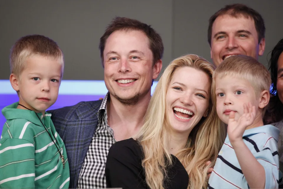 Elon Musk met ex-vrouw Talulah Riley en zijn tweelingzonen