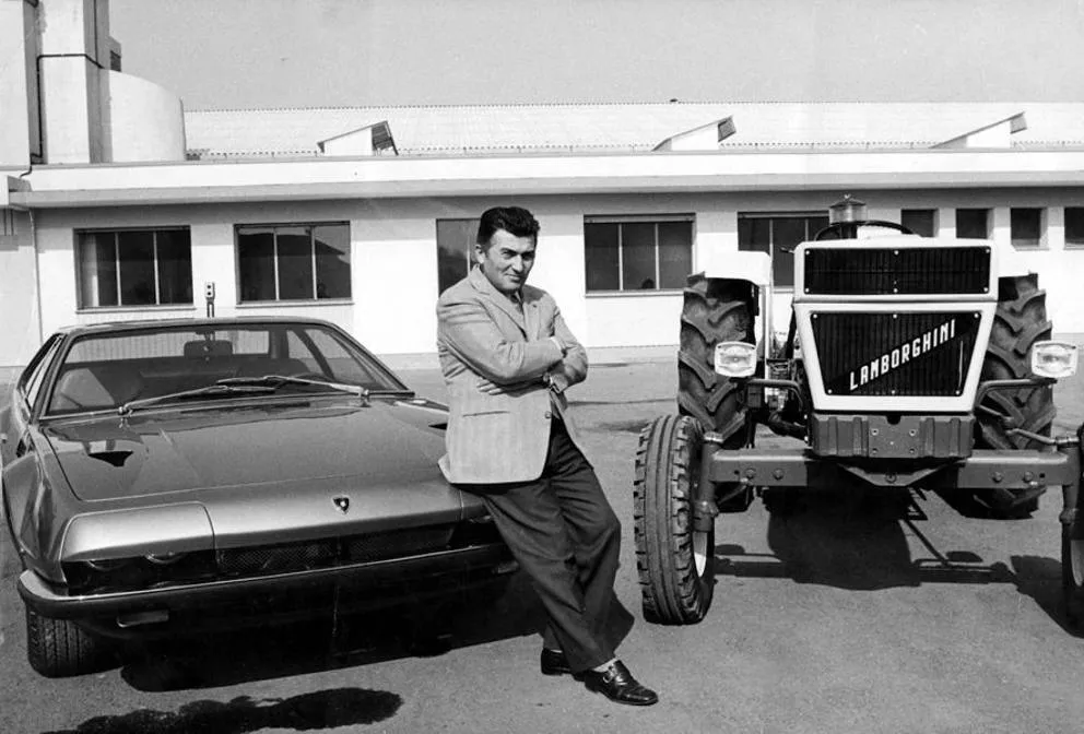 Ferruccio Lamborghini met een Jarama en een tractor van zijn merk, 1970