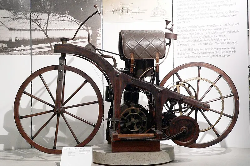 Gottlieb Daimler en Wilhelm Maybach ontwierpen de Reitwagen in 1885