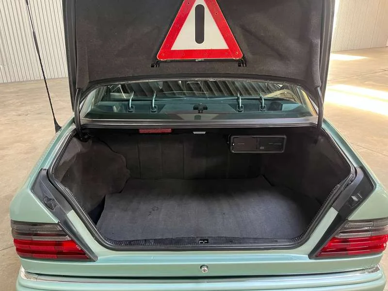 Mercedes-Benz E 500 Oldtimer Image 13