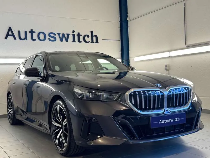 BMW 530 e xDrive Touring - M Sport/Driv.Ass.+/B&W/Trekhaak Image 1