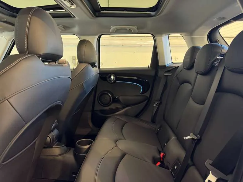 MINI Cooper S 5-Doors - Pano/DrivAss/CarPlay/Nav/Keyless/Cam/... Image 13