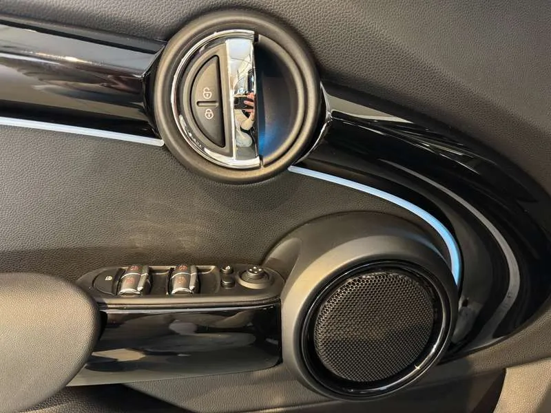 MINI Cooper S 5-Doors - Pano/DrivAss/CarPlay/Nav/Keyless/Cam/... Image 15