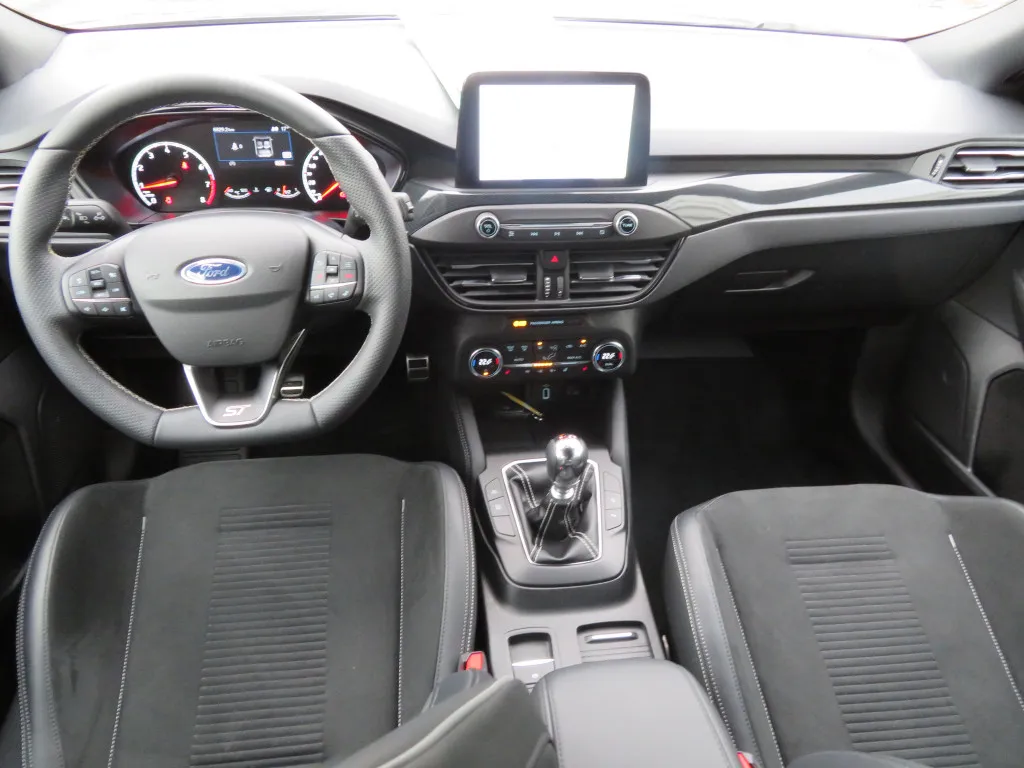 Ford Focus TURNIER 2,3 ST*STYLING PAKET*PERFORMANCE* Image 9