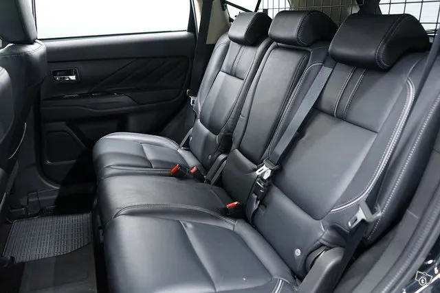 Mitsubishi Outlander Intense Business 4wd 5p / Adapt. Vakkari / Navi / 360-kamera / Kaistavahti / Nahat / Image 9