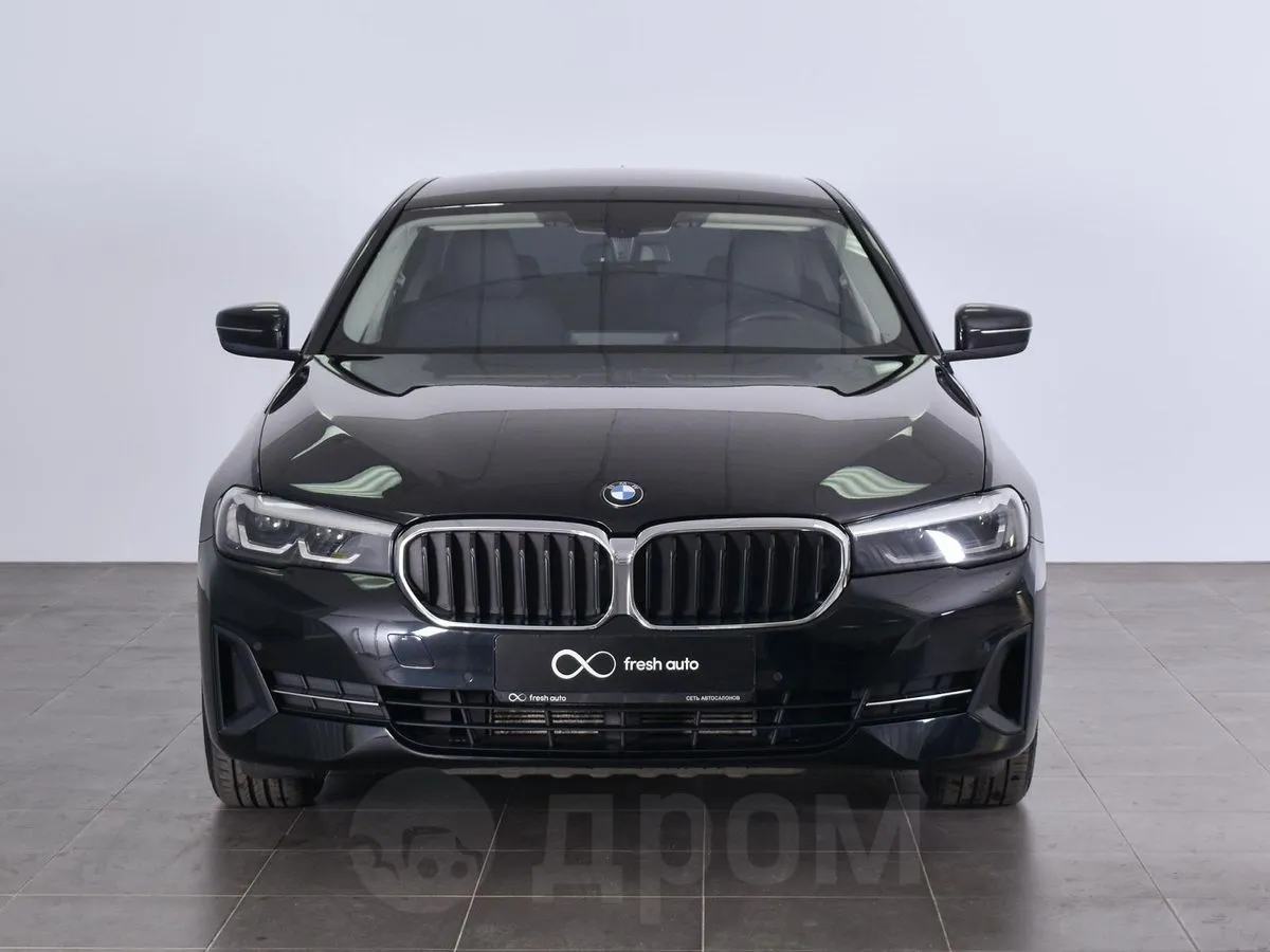 BMW 5-Series  Image 8