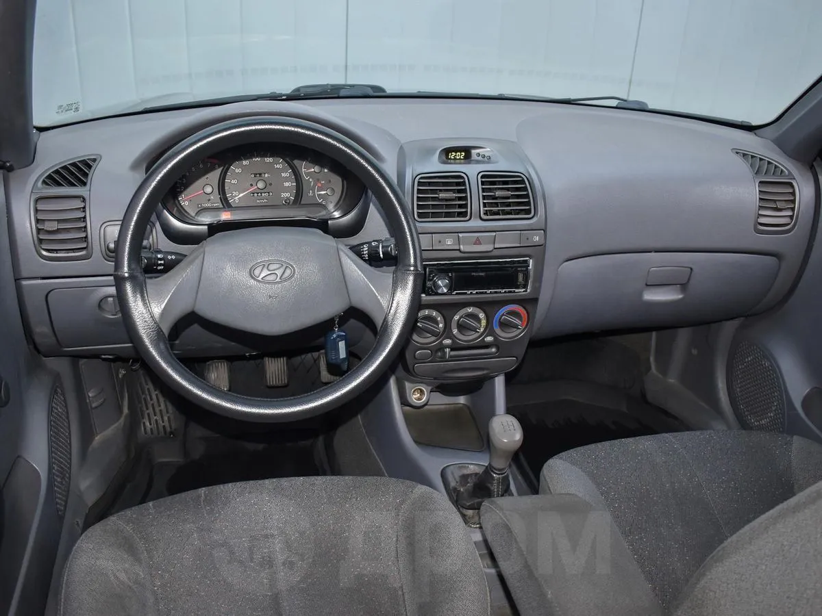 Hyundai Accent  Image 6