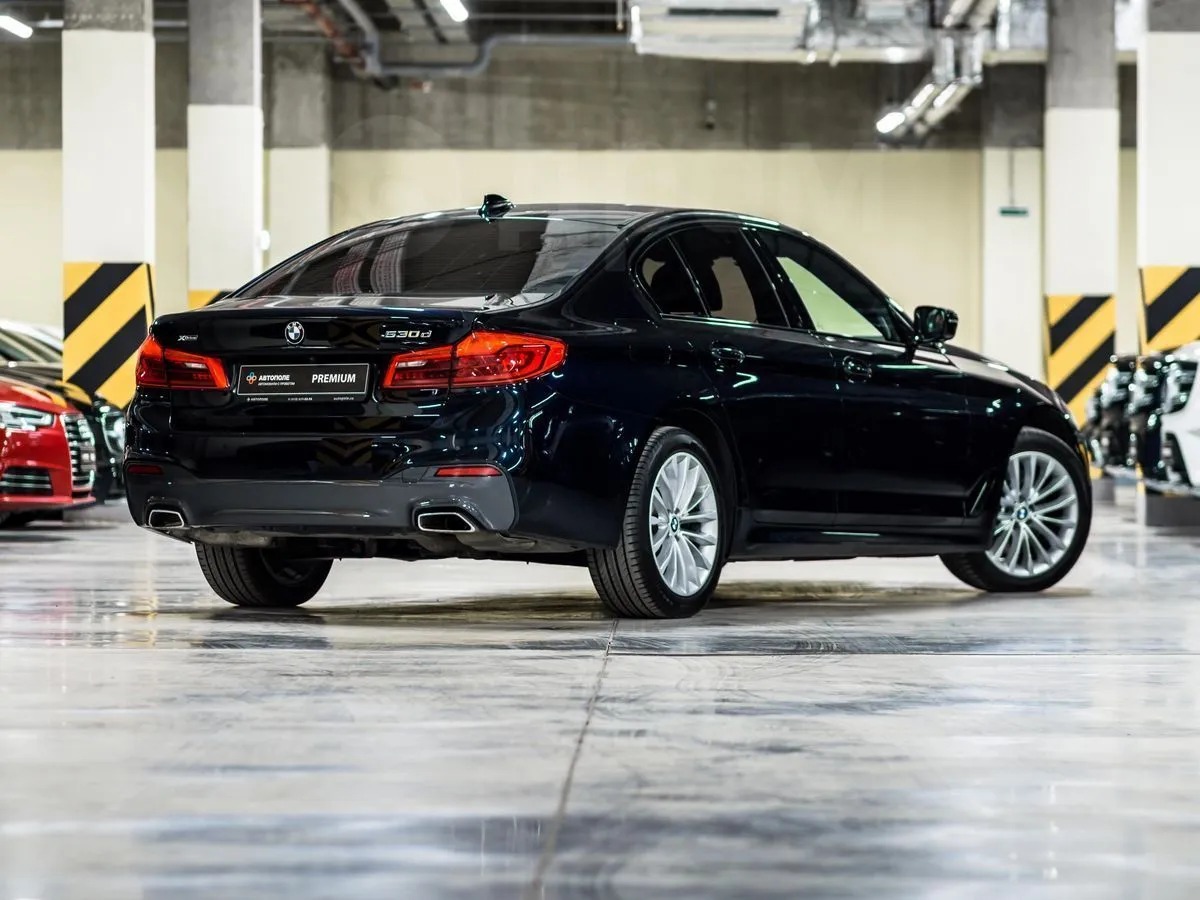 BMW 5-Series  Image 8