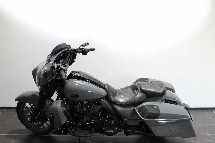 Harley-Davidson FLHXSE  Modal Image 1