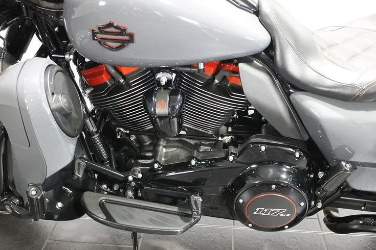 Harley-Davidson FLHXSE  Image 10